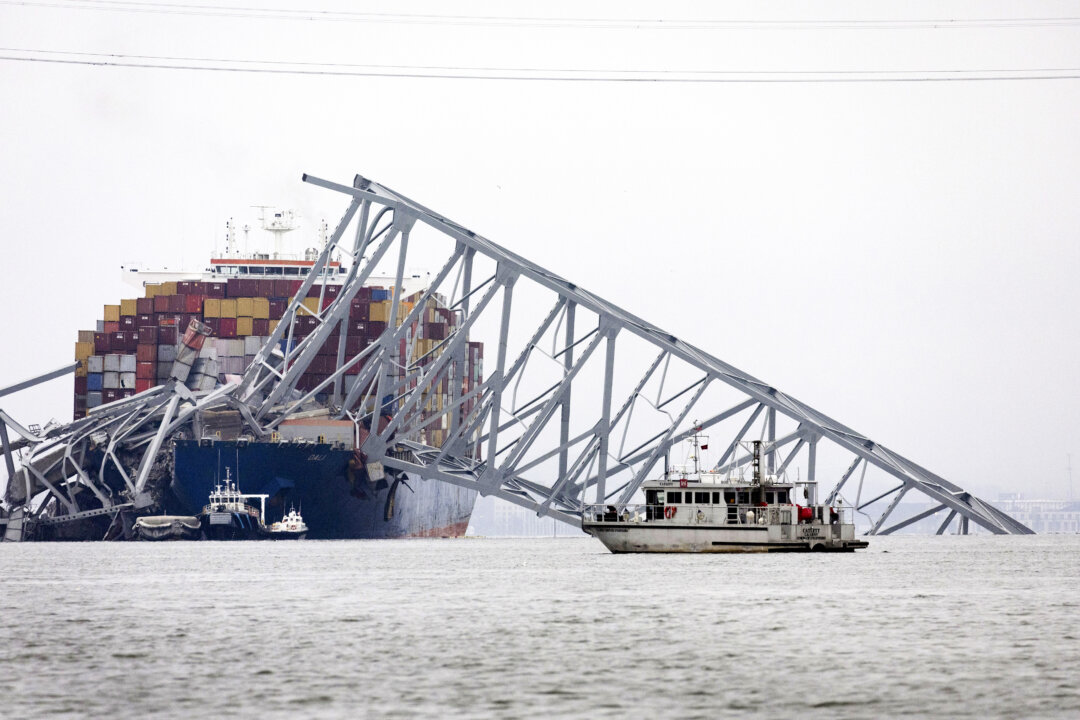 Các công nhân tiếp tục cuộc điều tra và tìm kiếm nạn nhân tại hiện trường sau khi tàu chở hàng Dali va chạm với cầu Francis Scott Key một ngày trước đó khiến cây cầu bị sập, ở Baltimore, Maryland, hôm 27/03/2024. (Ảnh: Scott Olson/Getty Images)