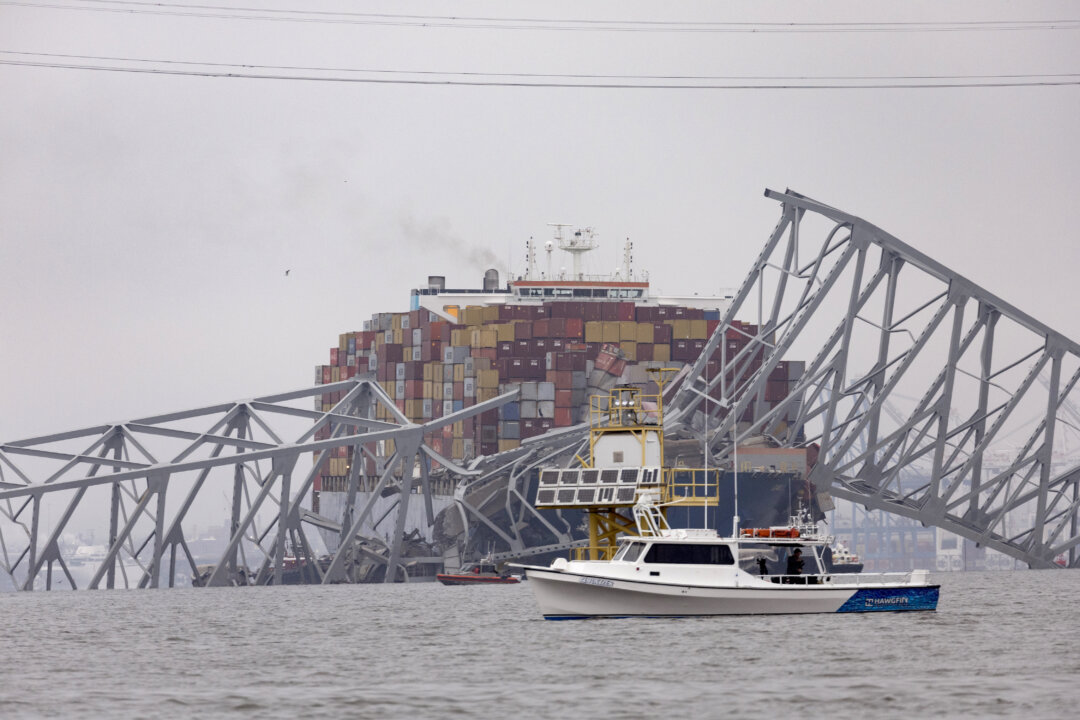 Các nhân viên tiếp tục điều tra, tìm kiếm nạn nhân sau khi tàu chở hàng Dali đụng vào cầu Francis Scott Key khiến cây cầu bị sập vào một ngày trước đó, tại Baltimore, hôm 27/03/2024. (Ảnh: Scott Olson/Getty Images)