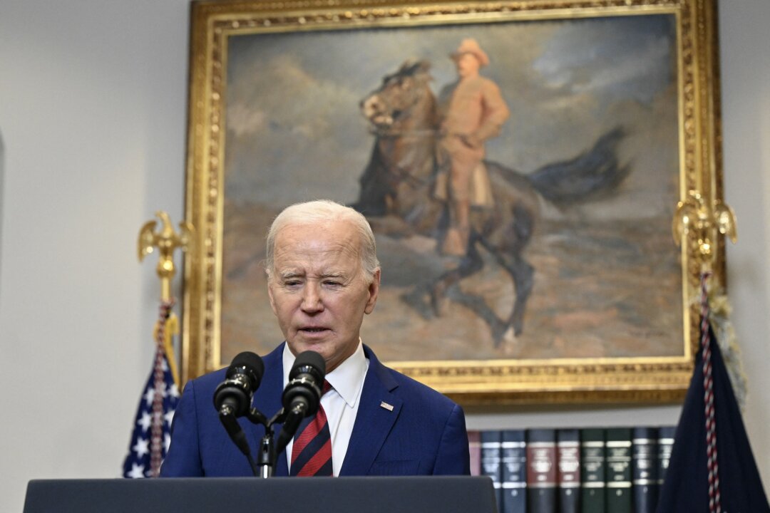 Tổng thống Joe Biden nhận xét về vụ sập cầu Baltimore trong Phòng Roosevelt của Tòa Bạch Ốc hôm 26/03/2024. (Ảnh: Pedro Ugarte/AFP qua Getty Images)