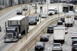 Các phương tiện cơ giới di chuyển dọc theo đường cao tốc Xa lộ Liên tiểu bang 76 ở Philadelphia vào ngày 31/03/2021. (Ảnh: Matt Rourke/AP Photo)