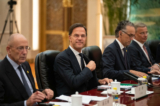 Thủ tướng Hà Lan Mark Rutte (giữa) tham dự cuộc gặp với Thủ tướng Trung Quốc Lý Khắc Cường (không xuất hiện trong ảnh) tại Đại lễ đường Nhân dân vào ngày 27/06/2019 tại Bắc Kinh, Trung Quốc. (Ảnh: Dufour-Pool/Getty Images)