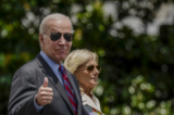 Tổng thống Joe Biden ra dấu hiệu bày tỏ sự tán đồng khi đang đi cùng Đệ nhất Phu nhân Jill Biden tới trực thăng Marine One trên Bãi cỏ phía Nam của Tòa Bạch Ốc vào ngày 14/07/2023. (Ảnh: Drew Angerer/Getty Images)