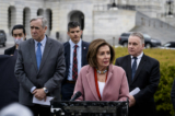 Thượng nghị sĩ Jeff Merkley (trái), cựu Chủ tịch Hạ viện Nancy Pelosi (thứ 2 từ phải sang) và Chủ tịch Ủy ban Điều hành về Trung Quốc của Quốc hội Hoa Kỳ (CECC), Dân biểu Chris Smith (phải) tại House Triangle gần Tòa nhà Quốc hội Hoa Kỳ, vào ngày 22/03/2024. (Ảnh: Madalina Vasiliu/The Epoch Times)