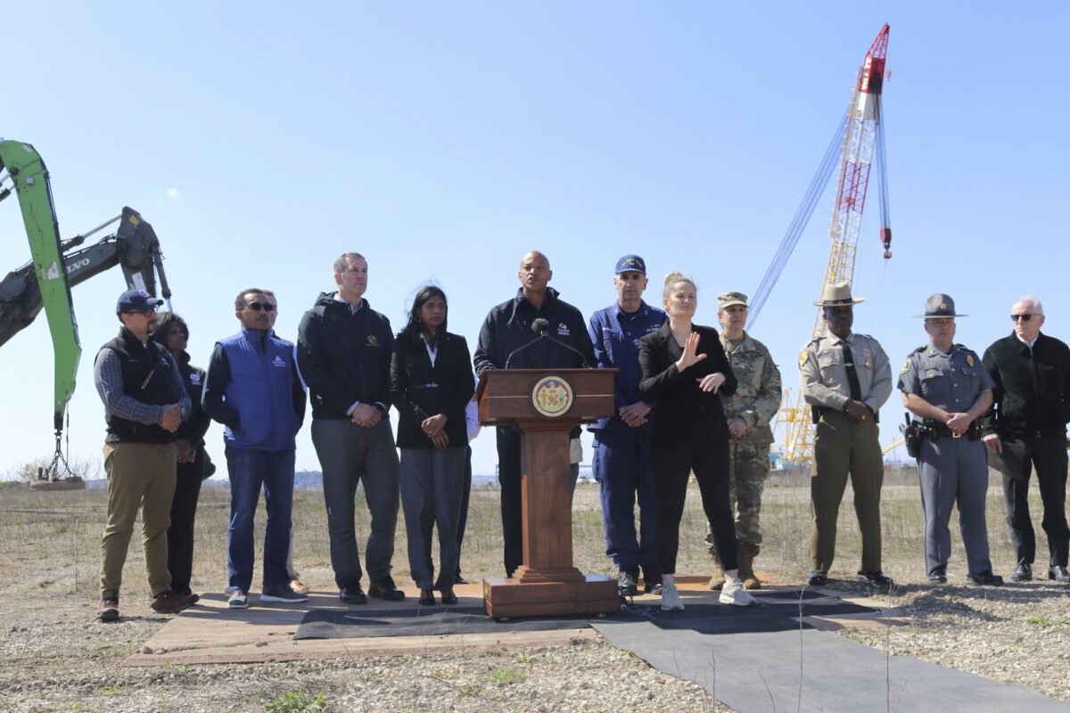 Thống đốc Maryland Wes Moore nói trong một cuộc họp báo tại Tradepoint Atlantic ở Sparrows Point, Maryland, hôm 29/03/2024. (Ảnh: Brian Witte/AP Photo)