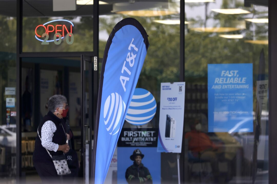 Một người đi bộ đi ngang qua một cửa hàng bán lẻ của AT&T ở San Rafael, California, vào ngày 17/05/2021. (Ảnh: Justin Sullivan/Getty Images)