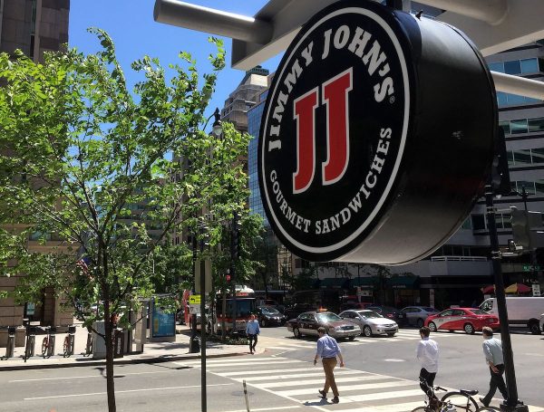 Một logo của Jimmy John's, chuỗi nhà hàng bánh sandwich chuyên giao hàng, treo bên ngoài một trong những cửa hàng của họ ở trung tâm thủ đô Hoa Thịnh Đốn vào ngày 09/06/2016. (Ảnh: Mladen Antonov/AFP/Getty Images)