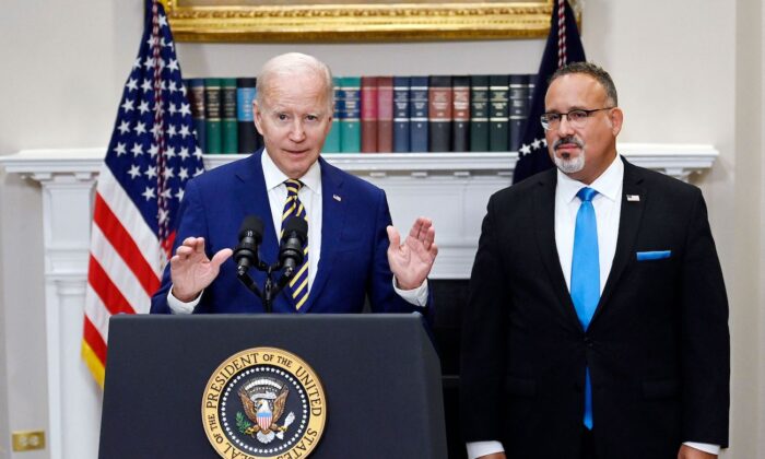 Tổng thống Joe Biden tuyên bố xóa khoản nợ sinh viên cùng với Bộ trưởng Giáo dục Miguel Cardona (phải) tại Toà Bạch Ốc vào ngày 24/08/2022. (Ảnh: Olivier Douliery/AFP qua Getty Images)