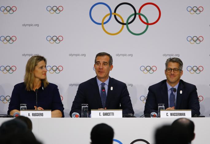 Ông Casey Wasserman (phải) tham dự buổi họp báo về Thế vận hội Olympic 2024 ở Lausanne, Thụy Sĩ, ngày 11/07/2017. (Ảnh: Pierre Albouy/Reuters)