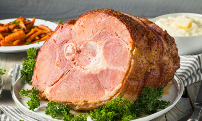 Thịt nguội từ lâu đã là món thịt được lựa chọn trong Lễ Phục Sinh, và có vô số cách để chế biến món ăn này cho một bữa tối gia đình đặc biệt. (Ảnh: Brent Hofacker/Shutterstock)
