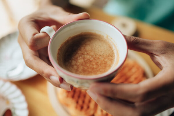 Một số nghiên cứu đã phát hiện ra rằng uống cà phê có thể giúp giảm mỡ, đặc biệt mỡ vùng thân mình đối với phụ nữ. (Ảnh: Shutterstock)