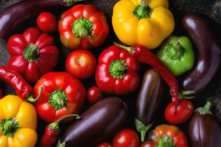Một số người nhận thấy sự cải thiện về sức khỏe đường ruột, não và khớp khi họ ngừng ăn các loại rau củ như cà chua, ớt và cà tím. (Natasha Breen/Shutterstock)