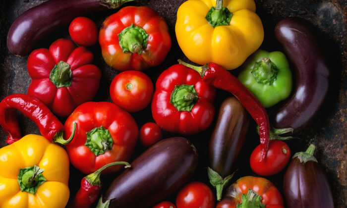 Một số người nhận thấy sự cải thiện về sức khỏe đường ruột, não và khớp khi họ ngừng ăn các loại rau củ như cà chua, ớt và cà tím. (Natasha Breen/Shutterstock)
