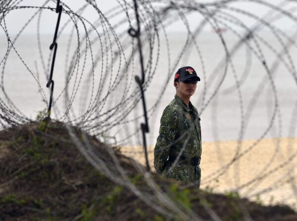 Một sĩ quan Thủy quân lục chiến Đài Loan đứng sau hàng rào thép gai tại Vịnh Liệu La (Liaolo), trên đảo Kim Môn tiền tuyến, vào ngày 26/01/2016. (Ảnh: Sam Yeh/AFP qua Getty Images)
