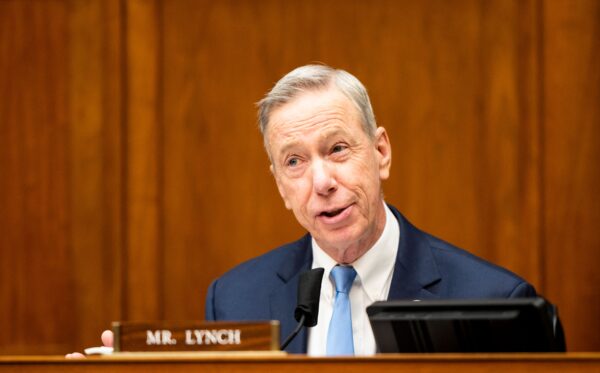 Dân biểu Stephen Lynch (Dân Chủ-Massachusetts) chất vấn các cựu quan chức trong phiên điều trần ở Hoa Thịnh Đốn, ngày 12/05/2021. (Ảnh: Bill Clark/Pool/AFP qua Getty Images)