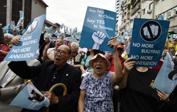Các nhà hoạt động ủng hộ độc lập ủng hộ Đài Loan trưng bày các biểu ngữ kêu gọi trưng cầu dân ý trong một cuộc biểu tình ở Đài Bắc, vào ngày 20/10/2018. (Ảnh: Sam Yeh/AFP/Getty Images)