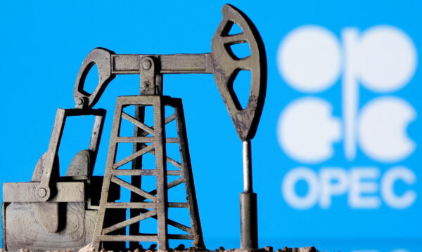 Trong bức hình minh họa được chụp hôm 14/04/2020 này, một mô hình giắc bơm dầu in 3D phía trước logo OPEC. (Ảnh: Dado Ruvic/Reuters)