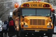 Học sinh đi bộ lên xe buýt trường học ở Manhattan vào ngày 15/01/2013. (Ảnh: Mario Tama/Getty Images)