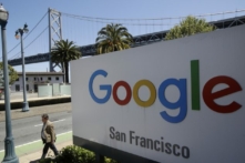 Mất việc làm trong lĩnh vực công nghệ đã góp phần làm tăng tỷ lệ thất nghiệp ở San Francisco. Phía trên là hình ảnh một biển hiệu của Google, đằng sau là nhịp cầu của Bay Bridge vào ngày 01/05/2019. (Ảnh: Jeff Chiu/AP)
