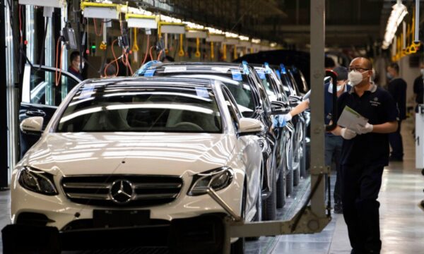 Nhân viên kiểm tra những chiếc xe mới lắp ráp tại nhà máy của Công ty TNHH Xe hơi Benz Bắc Kinh (Beijing Benz Automotive Co. Ltd), một công ty liên doanh của hãng xe Đức Mercedes-Benz, ở Bắc Kinh, Trung Quốc, hôm 13/05/2020. (Ảnh: Ng Han Guan/AP Photo)
