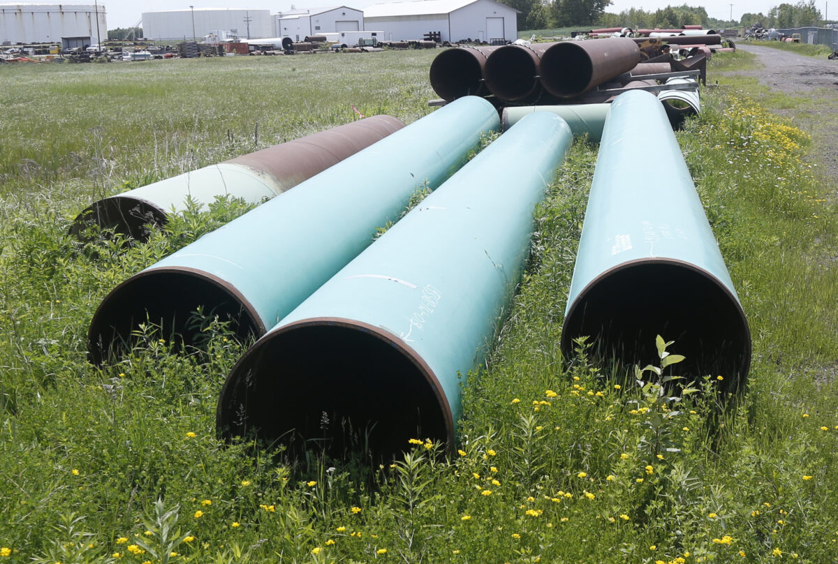 Các đường ống được sử dụng để vận chuyển dầu thô tại Superior, Wisconsin, ga Enbridge Energy, hôm 29/06/2018. (Ảnh Jim Mone/AP)