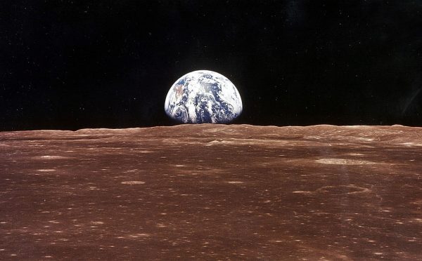 Hình ảnh Trái Đất xuất hiện trên đường chân trời của Mặt Trăng khi Module Điều khiển của tàu Apollo 11 đi vào tầm nhìn của Mặt Trăng trước khi hai phi hành gia Neil Armstrong và Edwin Aldrin Jr. rời đi trong Module Mặt Trăng, Eagle, để trở thành những người đầu tiên bước chân lên bề mặt của Mặt Trăng. Lễ kỷ niệm 30 năm sứ mệnh Mặt Trăng Apollo 11 được tổ chức vào ngày 20/07/1999. (Ảnh: NASA/Newsmakers)