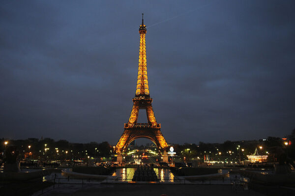 Tháp Eiffel ở Paris vào ngày 31/03/2012. (Ảnh: Antoine Antoniol/Getty Images)