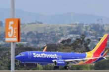 Một chiếc phi cơ của Southwest Airlines chuẩn bị đáp xuống Phi trường Quốc tế Los Angeles ở Los Angeles, vào ngày 12/05/2020. (Ảnh: Frederic J. Brown/AFP qua Getty Images)
