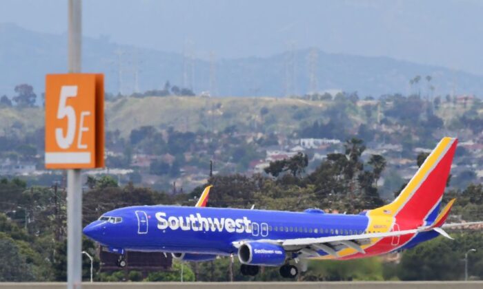 Hoa Kỳ: Phi cơ Boeing của Southwest Airlines bị bung nắp động cơ trong quá trình cất cánh từ Denver