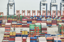 Các container hàng hóa xếp chồng lên nhau tại cảng Diêm Điền ở Thâm Quyến, tỉnh Quảng Đông phía nam Trung Quốc, hôm 22/06/2021. (Ảnh: STR/AFP qua Getty Images)
