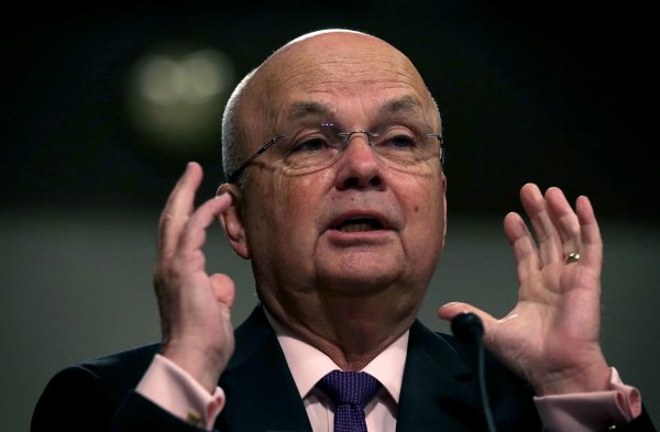 Cựu Giám đốc CIA Michael Hayden (đã về hưu) làm chứng trong một phiên điều trần trước Ủy ban Quân vụ Thượng viện tại Tòa nhà Quốc hội ở Hoa Thịnh Đốn vào ngày 04/08/2015. (Ảnh: Alex Wong/Getty Images)