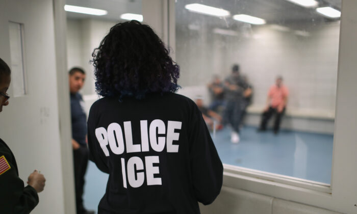Những người nhập cư bất hợp pháp chờ trong phòng tạm giam tại trung tâm giải quyết thủ tục của Cơ quan Thực thi Di trú và Quan thuế Hoa Kỳ (ICE) vào ngày 11/04/2018. (Ảnh: John Moore/Getty Images)
