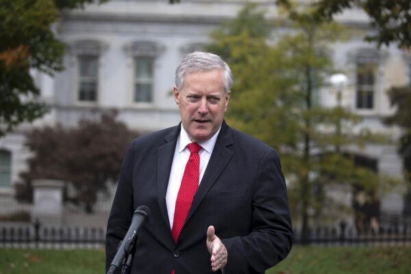 Chánh văn phòng Tòa Bạch Ốc đương thời Mark Meadows nói chuyện với các phóng viên tại Tòa Bạch Ốc ở Hoa Thịnh Đốn, vào ngày 21/10/2020. (Ảnh: Tasos Katopodis/Getty Images)