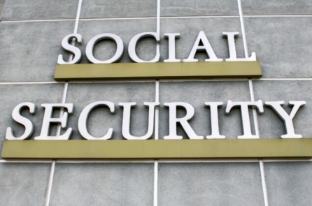 Hơn 13,000 người Mỹ bị loại khỏi an sinh xã hội vào tháng Ba