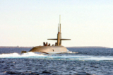 Tàu ngầm hạt nhân lớp Ohio, USS Florida, ra khơi vào ngày 22/01/2003, ngoài khơi bờ biển Bahamas. Úc, một nước tham gia thỏa thuận AUKUS, sẽ có được công nghệ cho tàu ngầm chạy bằng năng lượng hạt nhân. (Ảnh: David Nagle/Hải quân Hoa Kỳ/Getty Images)