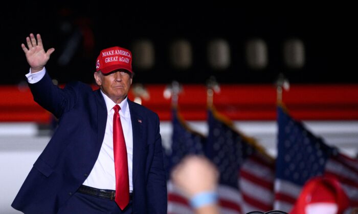 Cựu Tổng thống Donald Trump đến tham dự cuộc vận động “Save America” trước cuộc bầu cử giữa kỳ tại Phi Trường khu vực Arnold Palmer ở Latrobe, Pennsylvania, vào ngày 05/11/2022. (Ảnh: Angela Weiss/AFP qua Getty Images)
