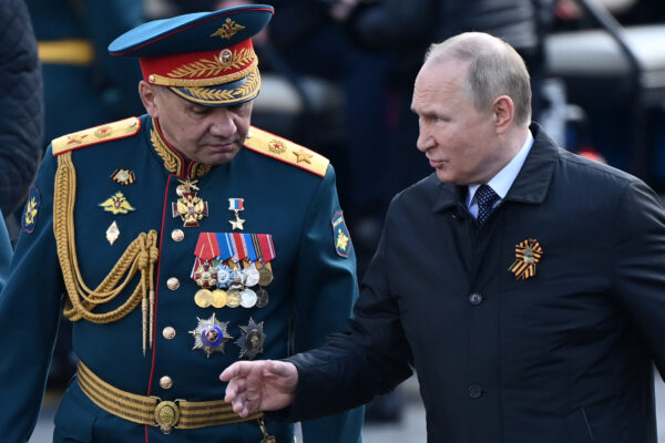 Tổng thống Nga Vladimir Putin và Bộ trưởng Quốc phòng Sergei Shoigu tại Quảng trường Đỏ sau cuộc duyệt binh Ngày Chiến Thắng ở trung tâm Moscow, vào ngày 09/05/2022. (Ảnh: Kirill Kudryavtsev/AFP qua Getty Images)