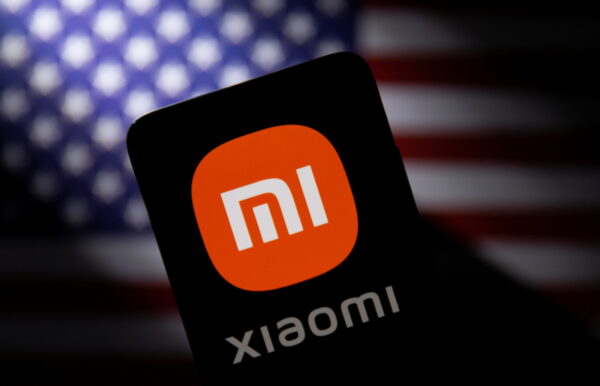 Trong hình minh họa được chụp hôm 28/09/2021 này, điện thoại thông minh có logo Xiaomi được đặt trước lá cờ Hoa Kỳ. (Ảnh: Dado Ruvic/Reuters)