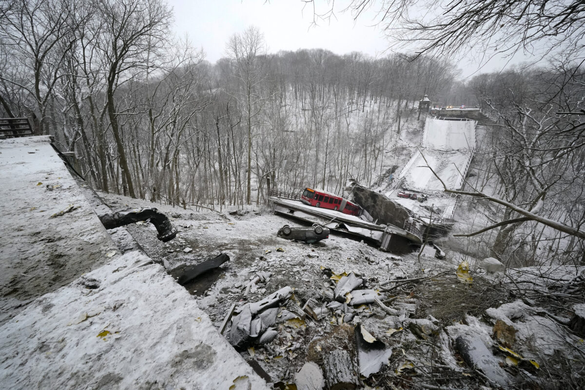 Một chiếc xe buýt của Cơ quan Quản lý Cảng đang đi trên một cây cầu thì cầu này bị sập ở khu vực East End của Pittsburgh, làm tắc nghẽn giao thông sà lan trên thượng nguồn sông Ohio, vào ngày 28/01/2022. (Ảnh: Gene J. Puskar/AP Photo)