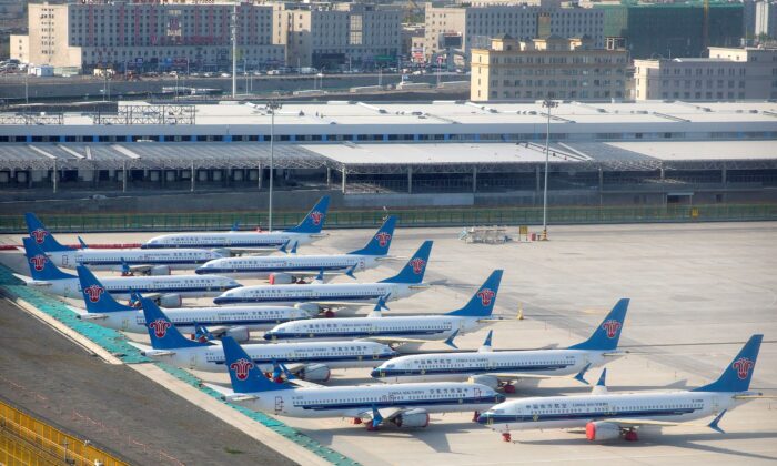 Phi cơ Boeing 737 Max của hãng hàng không China Southern Airlines đang đậu ở mép đường băng tại Phi trường Quốc tế Địa Oa Bảo Ô Lỗ Mộc Tề ở Ô Lỗ Mộc Tề, Khu tự trị Duy Ngô Nhĩ Tân Cương, phía tây Trung Quốc, vào ngày 21/04/2021. (Ảnh: Mark Schiefelbein/AP Photo)