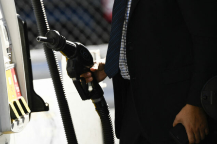 Mùa hè này giá xăng ở Hoa Kỳ có thể đạt mức 4 USD do giá dầu tiếp tục tăng