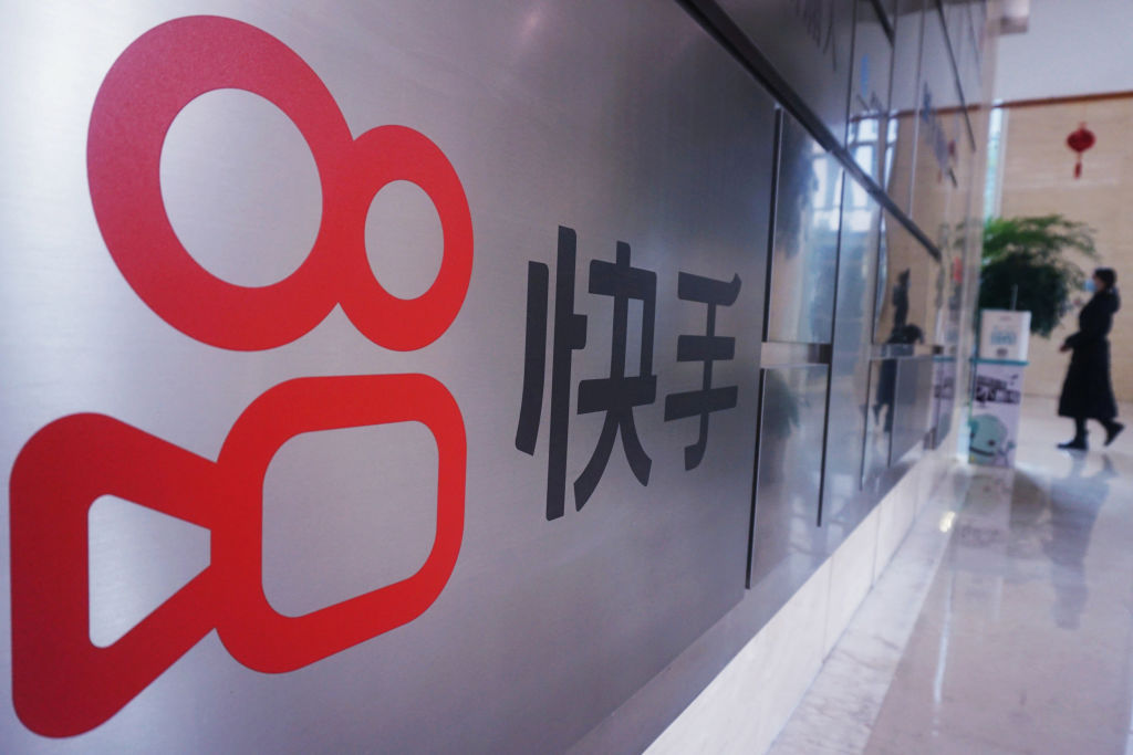 Công ty Kuaishou đã giảm tổng số nhân viên xuống 16% trong khoảng thời gian từ tháng 12/2021 đến tháng 06/2023. (Ảnh: STR/AFP/Getty Images)
