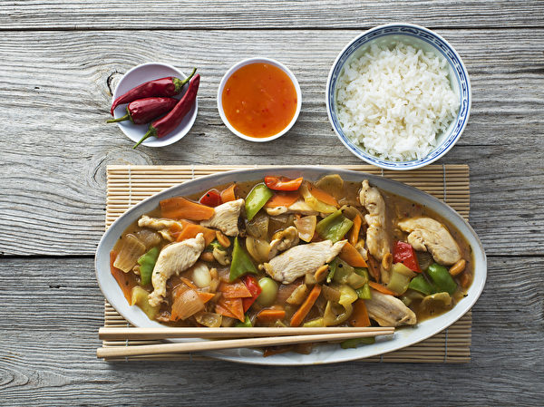 Món thập cẩm Chop Suey của Mỹ là dùng thịt gà, thịt bò hoặc thịt heo băm nhỏ, xào chung với giá đậu, cần tây và các loại rau khác. (Ảnh: Shutterstock)