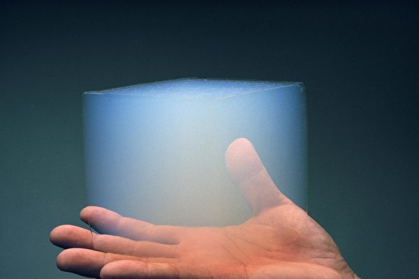 Hình ảnh cho thấy một aerogel làm từ silica. (Ảnh: JPL-Caltech/NASA)