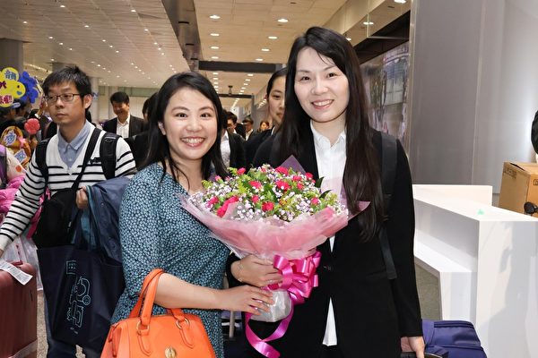 Hôm 24/03/2024, đoàn Nghệ thuật Biểu diễn Shen Yun New York đến phi trường Đào Viên ở Đài Loan, khán giả hâm mộ nồng nhiệt chào đón. (Ảnh: Lâm Sỹ Kiệt/Epoch Times)