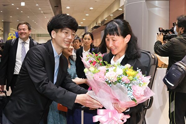Hôm 24/03/2024, đoàn Nghệ thuật Biểu diễn Shen Yun New York đến phi trường Đào Viên ở Đài Loan, khán giả hâm mộ nồng nhiệt chào đón. (Ảnh: Lâm Sỹ Kiệt/Epoch Times)