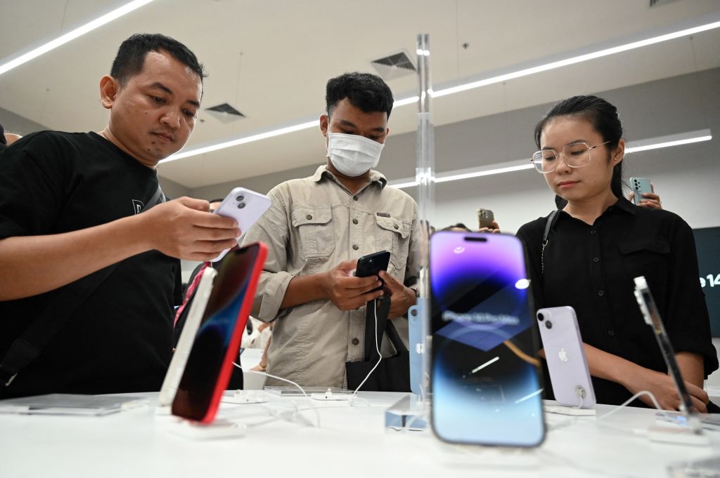 Điện thoại mới chi phí không hề rẻ. Điều quan trọng là quý vị cần biết cách bảo vệ pin điện thoại của mình. Ảnh chụp mọi người đang xem một số iPhone 14 tại lễ khai mạc Apple Premium Reseller đầu tiên ở Phnom Penh vào ngày 15/07/2023. (Ảnh: TANG CHHIN SOTHY/AFP/Getty Images)