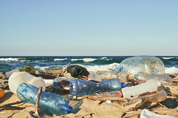 Cuộc sống con người thải ra một lượng lớn rác thải nhựa mỗi ngày. (Ảnh:Shutterstock)