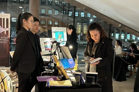 Khán giả Toronto thưởng lãm Shen Yun, mua sách Đại Pháp và ngợi ca ‘Chân, Thiện, Nhẫn’