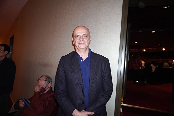 Ông David Fraser, một chuyên gia cố vấn tài chính cấp cao của Văn phòng dịch vụ dự án Liên Hiệp Quốc (UNOPS), thưởng thức Nghệ thuật Biểu diễn Shen Yun tại Nhà hát David H. Koch thuộc Trung tâm Lincoln, thành phố New York chiều hôm 10/04. (Ảnh: Lý Thần/Epoch Times)