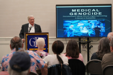 Ông Rick Jensen, người dẫn chương trình trò chuyện ở Delaware, đã tổ chức một buổi chiếu phim tư liệu với tựa đề “Diệt chủng Y tế: Đại thảm sát ẩn giấu trong ngành cấy ghép tạng Trung Quốc” tại Đại học Goldey-Beacom (GBC) ở Delaware, hôm 10/04/2024, đồng thời chủ trì một cuộc thảo luận nhóm sau buổi chiếu phim. (Ảnh: Lý Khải Tây/The Epoch Times)